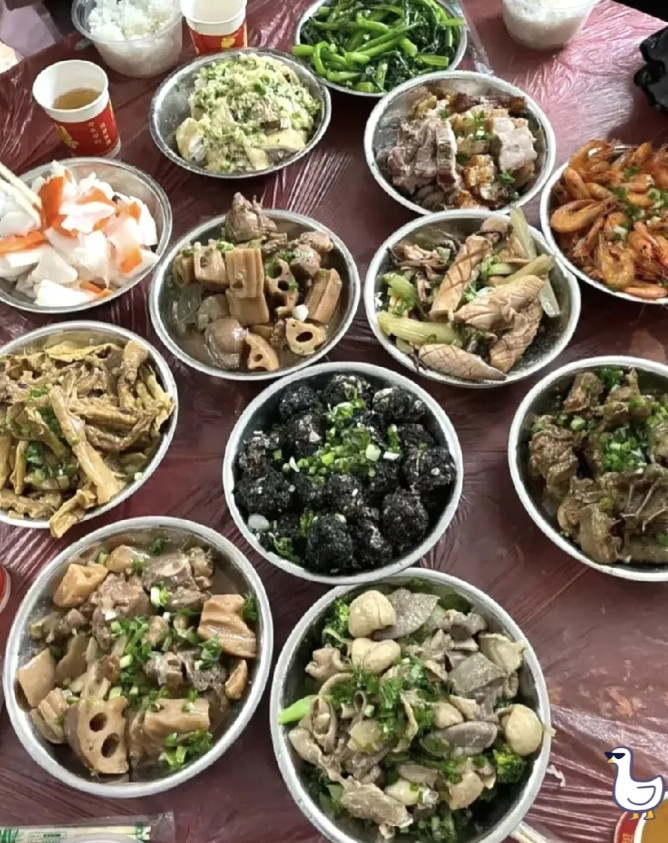 前两天去广东朋友家吃饭，一上桌给我看懵了！鸡鸭鱼肉海鲜炖得喷香，结果全装在铁盆子
