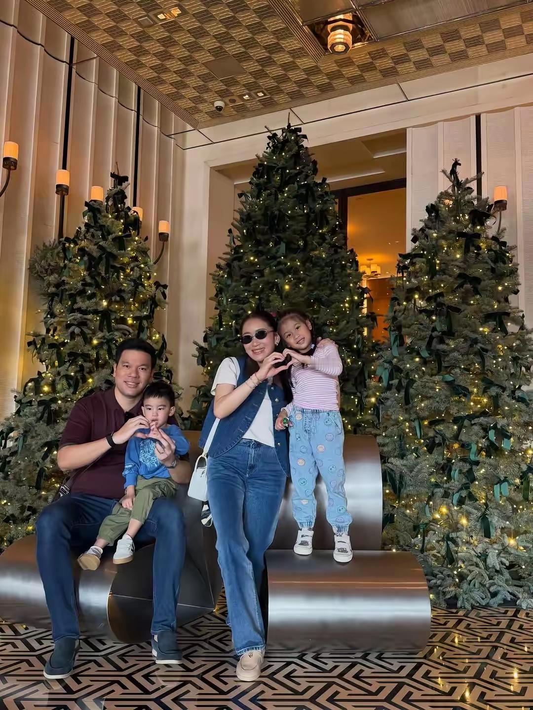 一家出行画面好温馨👍