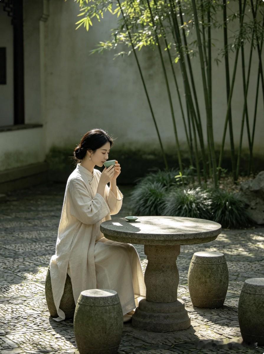 越活越明白的一个道理：“少吃、多睡，不要和任何人走的太近。闲事少管，热闹离远，