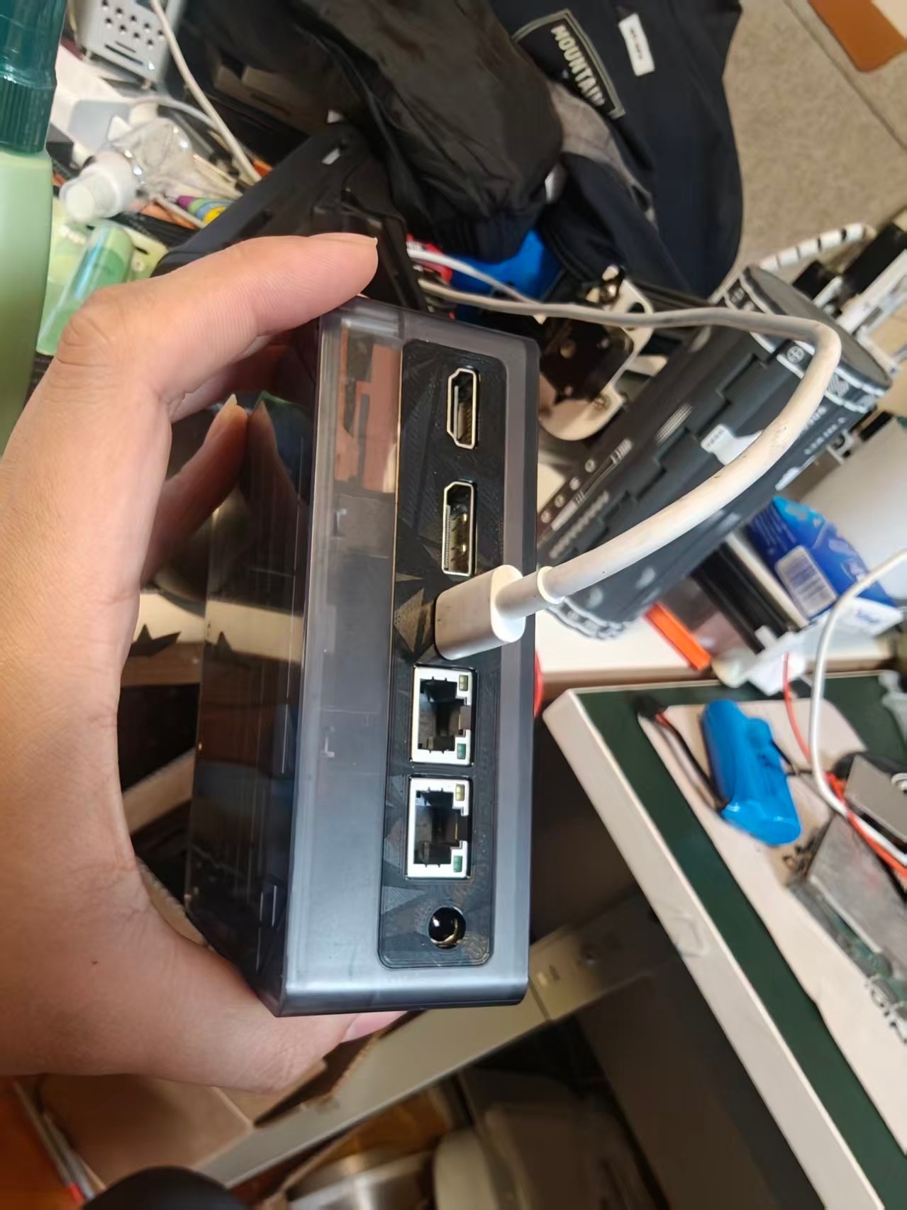 我们小电脑找的厂家代工的工艺还是非常精良的，接口盖子都严丝合缝的