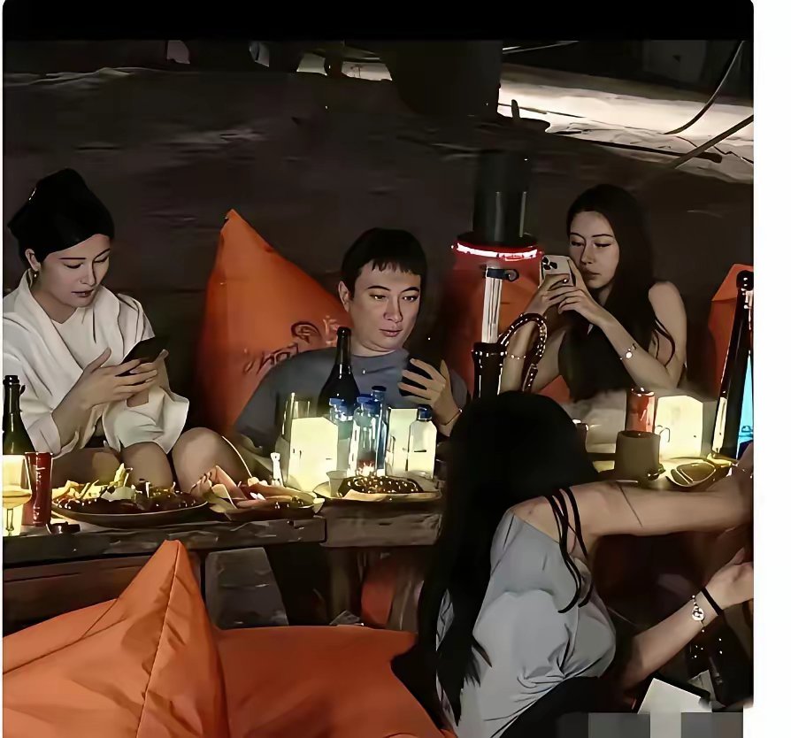 王思聪不管走到哪里都不缺美女陪伴，这一桌子消费应该上万元了吧！有香槟有可乐，有果