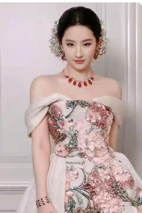 没想到宝格丽总监竟因刘亦菲的配饰“发愁”！据2025年10月25日相关报道，刘亦