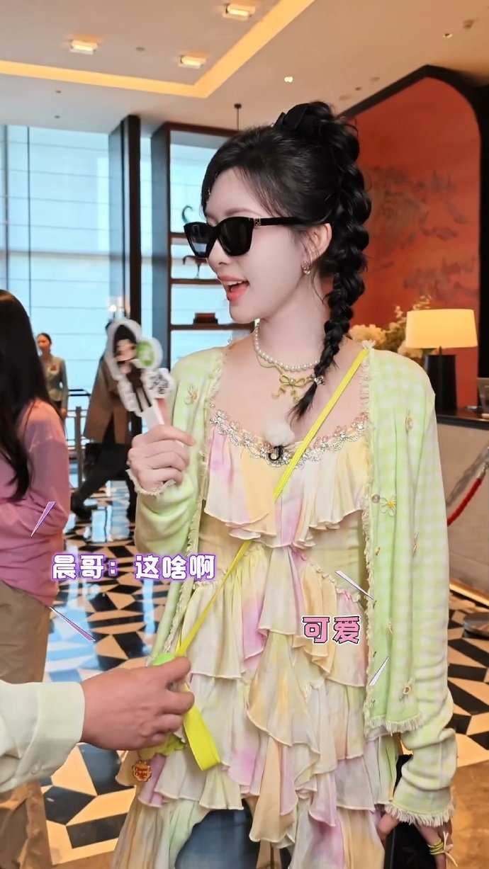 孟子义又戴了耳骨钉刷到图的时候反复看了好几遍，耳骨钉加她那张漂亮的脸，还是记忆