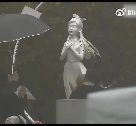 大S雕像揭幕，全家围观痛哭流涕。网友却表示疑惑，这雕像哪里像大S？在雕像还在