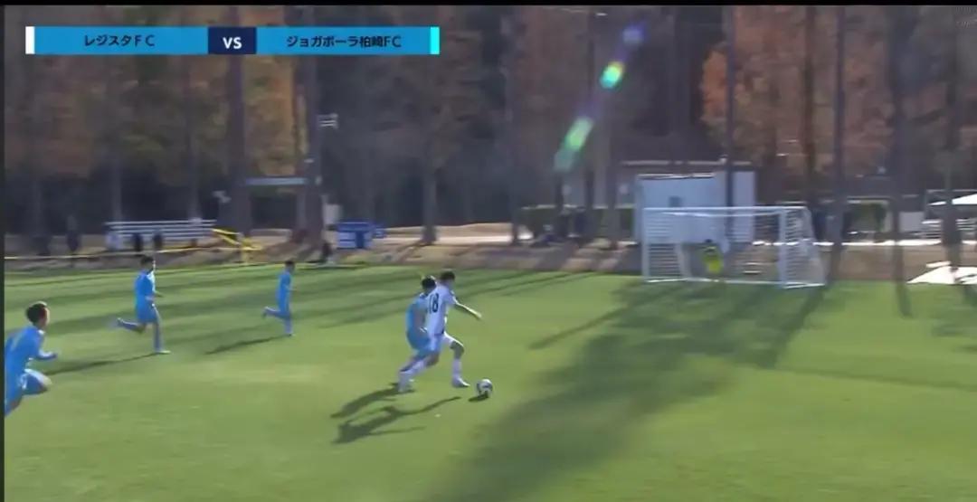 五年级中国小孩，在日本U12联赛踢六年级组。关键战最后一分钟，他咬牙冲刺，一脚捅