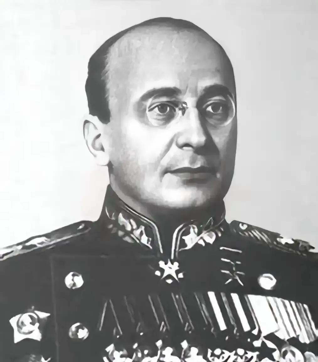 1953年6月26日克里姆林宫，苏联二号人物贝利亚若无其事地坐下，随手将公文包放在窗台上。他不知道隔
