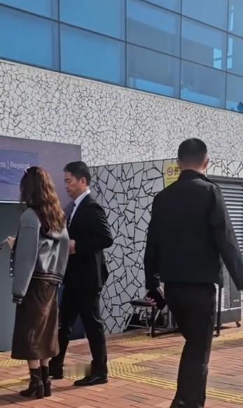 10月30日,章泽天再次和老公参加APEC峰会!这次与上次不同的是,当章泽天和