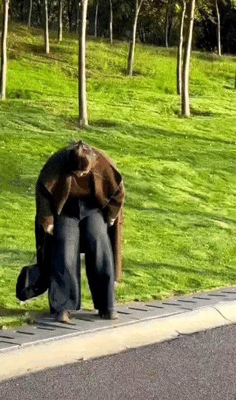 她胖得匀称，却还是被一句“瘦下来肯定更好看”钉在墙上。那些七大姑八大姨围