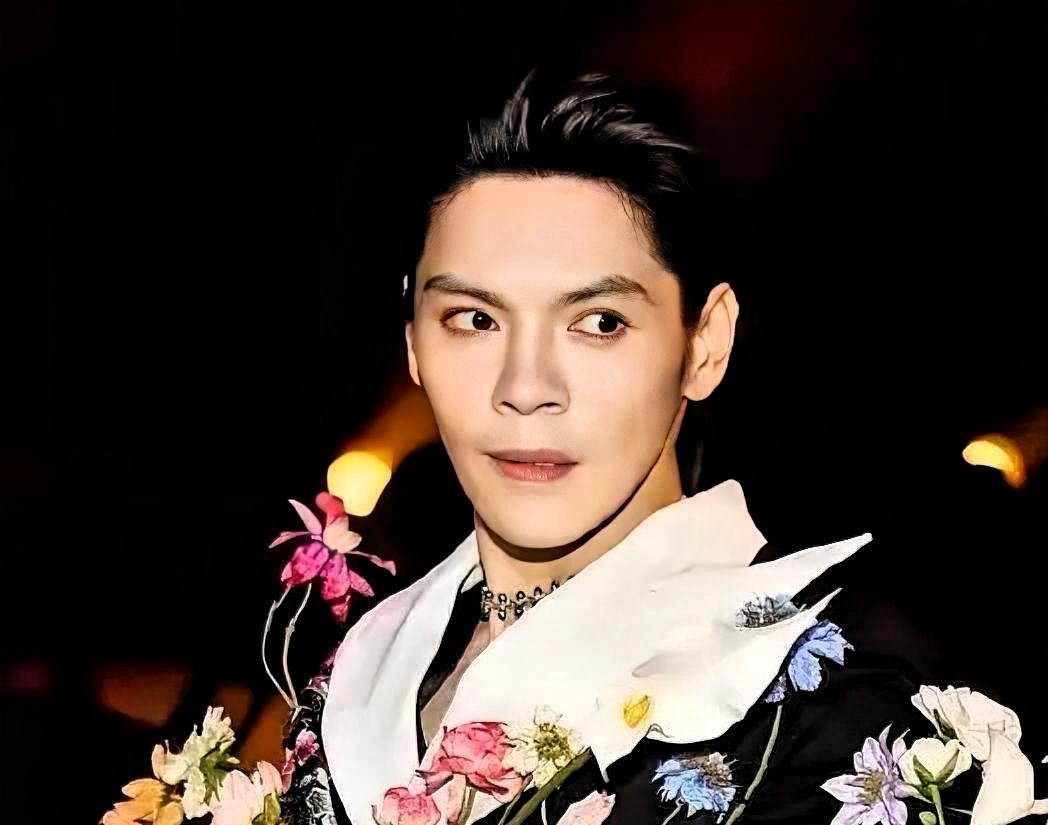 太敢了！向佐突然道歉，对不起100遍真敢玩！舞台上即兴飞踢，差点踢中主持