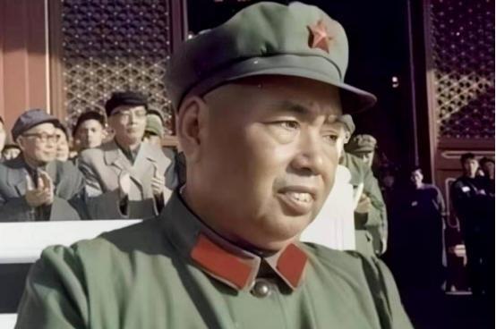 1963年，一开国中将路过南京军区，却没有提前通知许世友。许世友得知后，气得直拍