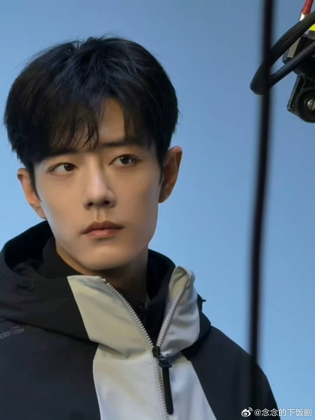 肖战收到机器人给的熊猫谁被肖战可爱到了！和机器人互动超有意思，还拿到了熊猫公仔，