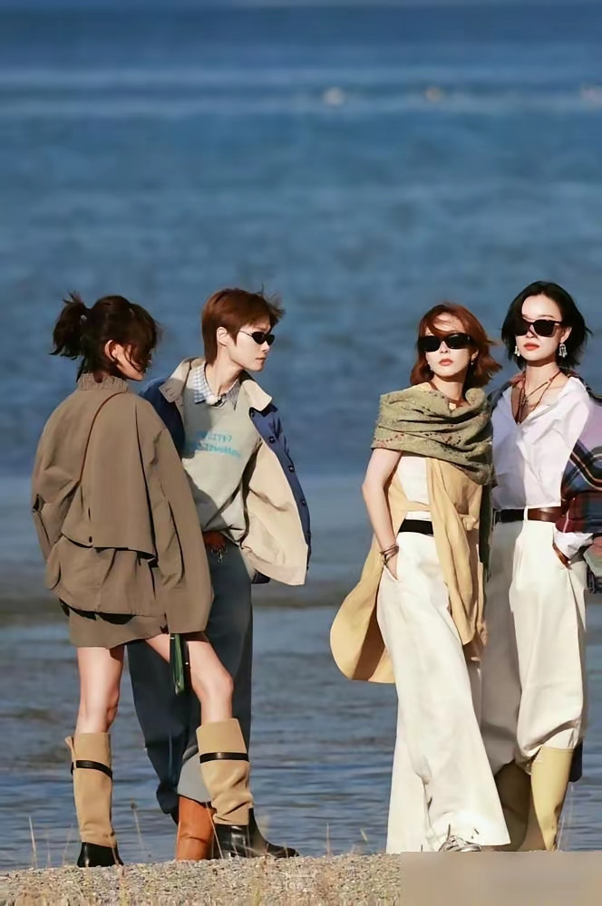 《向野的我们》：四个女人一辆车，16天从南疆自驾抵达阿勒泰纪实旅行综艺《向野的我们》完成新疆段录制。