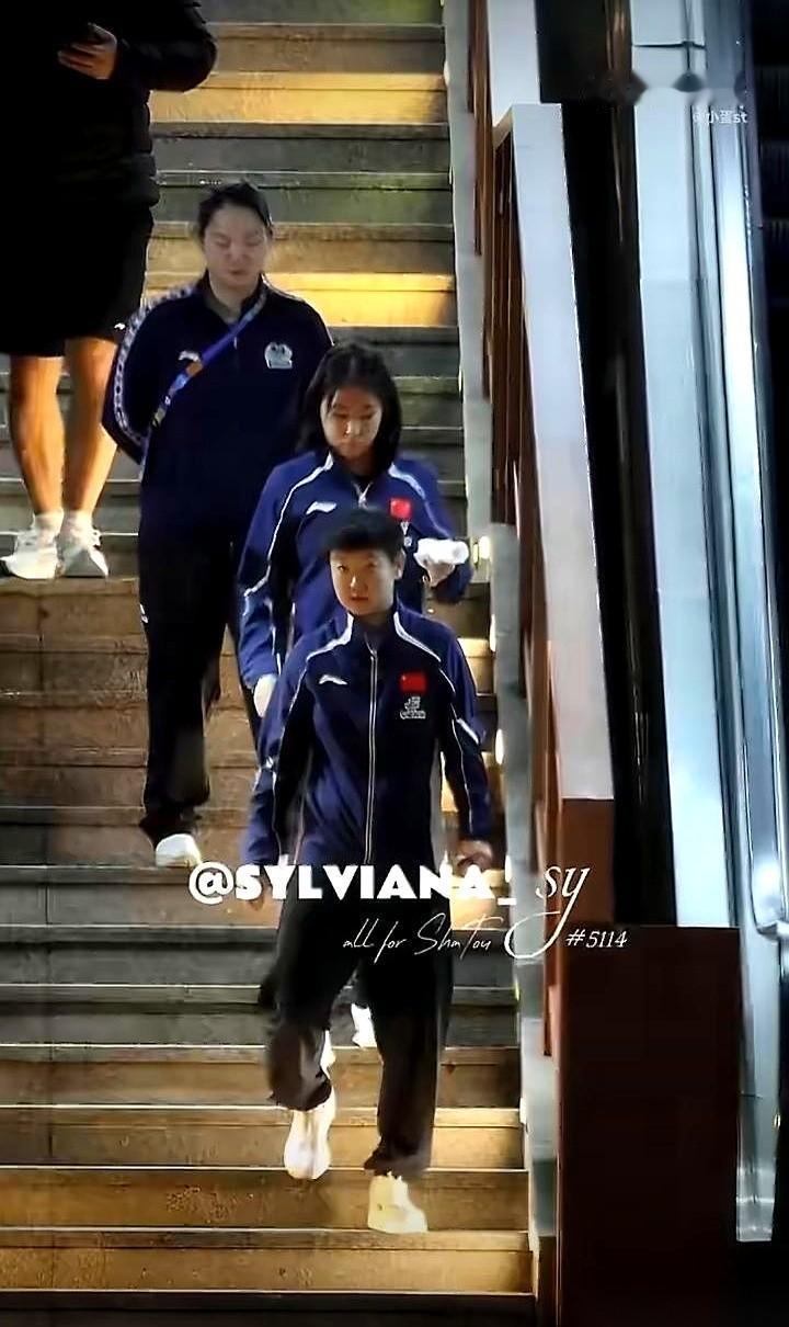 前面是三个小姑娘，有说有笑的，晃晃悠悠。后面不远不近地跟着个男人，板着脸，眼神