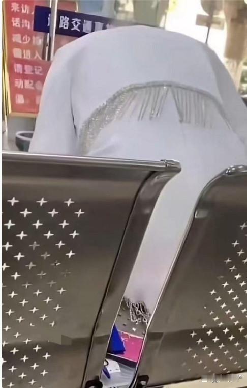 这谁设计的椅子呀，这下可尴尬了