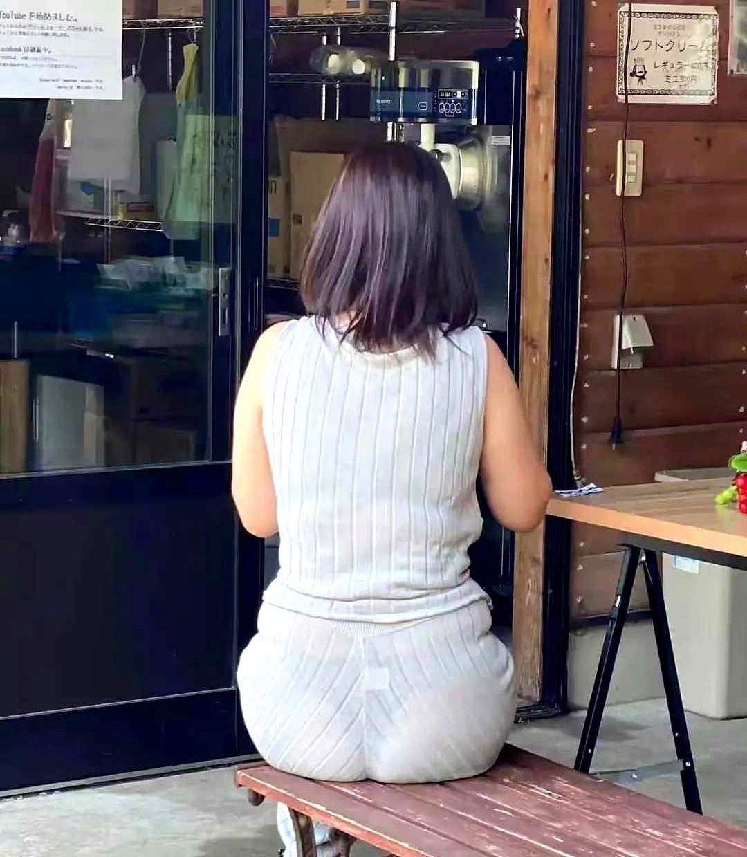 刷到一条视频，镜头扫过小吃店柜台，老板娘背对客人忙上忙下，拍摄者一句“看这背影就