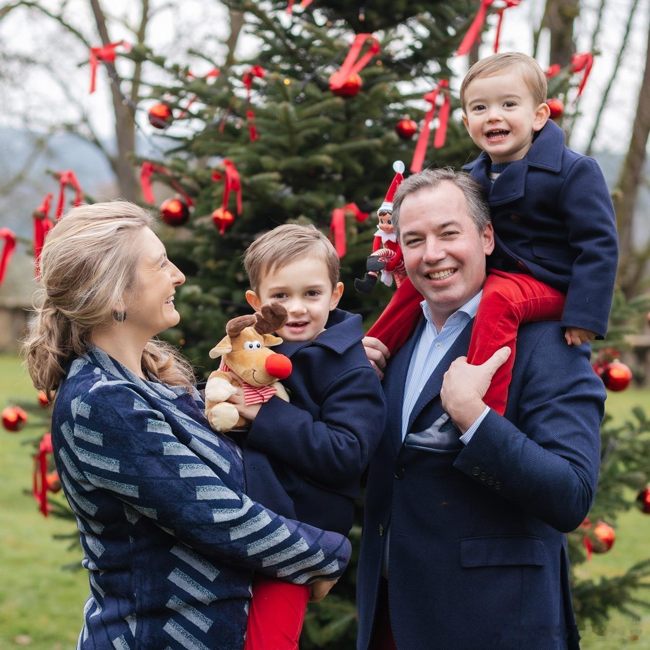 新闻2025.12.17卢森堡王室发布大公纪尧姆五世一家今年的圣诞贺卡，小男