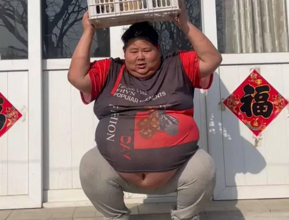 良子，现象级主播。一夜爆红的人很多，能一直红的，没几个。他是怎么做到的？很简单—