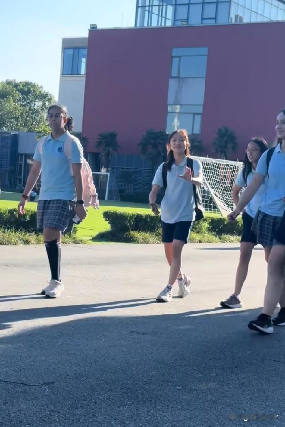 上海一年20多万的国际学校，学生放学的场景笑容满面，没有体制内的内卷，可以带手机
