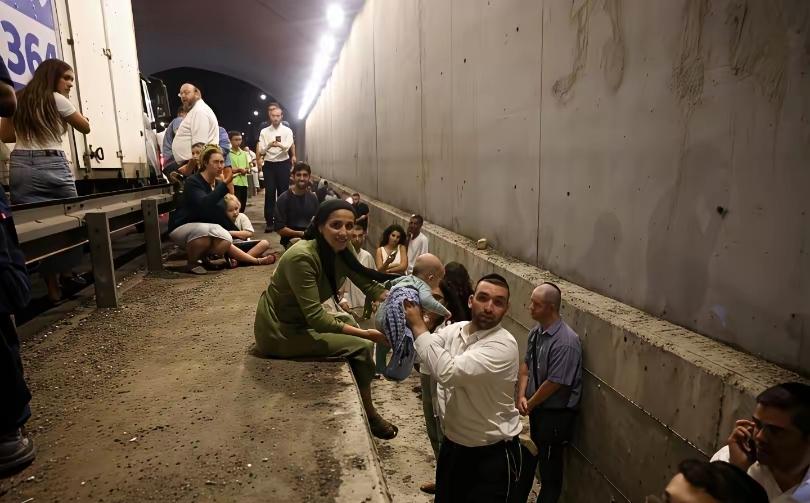 ​伊朗对以色列的轰炸行动给以色列造成了巨大灾难，以色列民众无处可去，只能躲其该躲