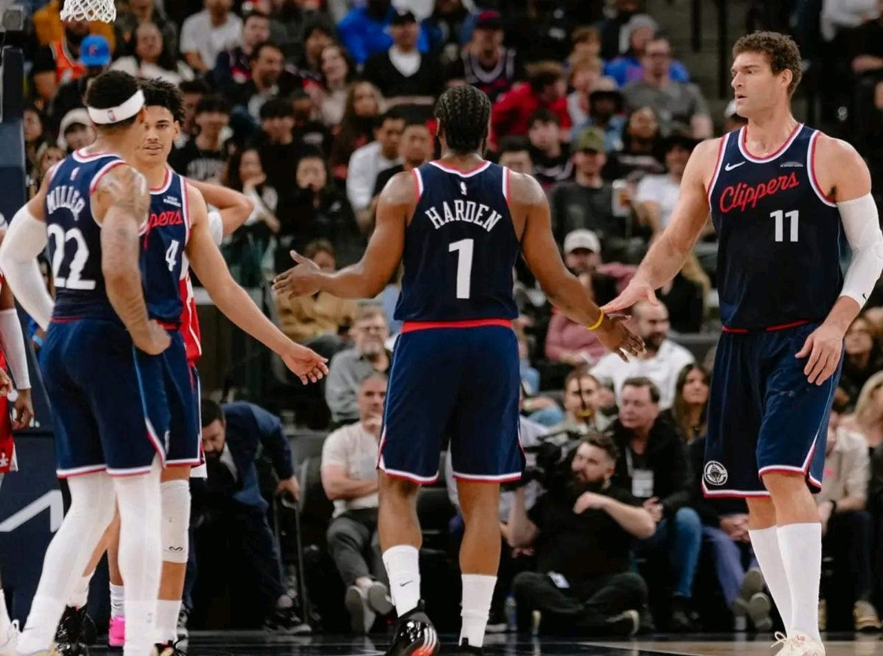 还是那句话，把杜兰特平替成去年季后赛后四场的格林，火箭大概率能晋级。但是漫长的常