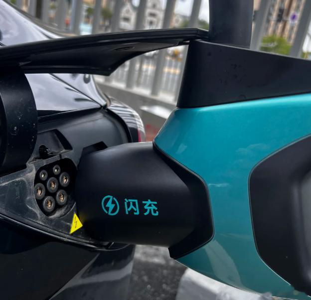 特斯拉用这种从上往下拉的充电桩好像都比较恼火，包括比亚迪的超充