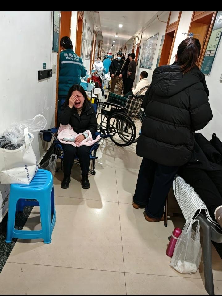 一年轻女子在医院走廊里嚎啕大哭！原来是因为她老公刚39岁医院就不治了。她老公