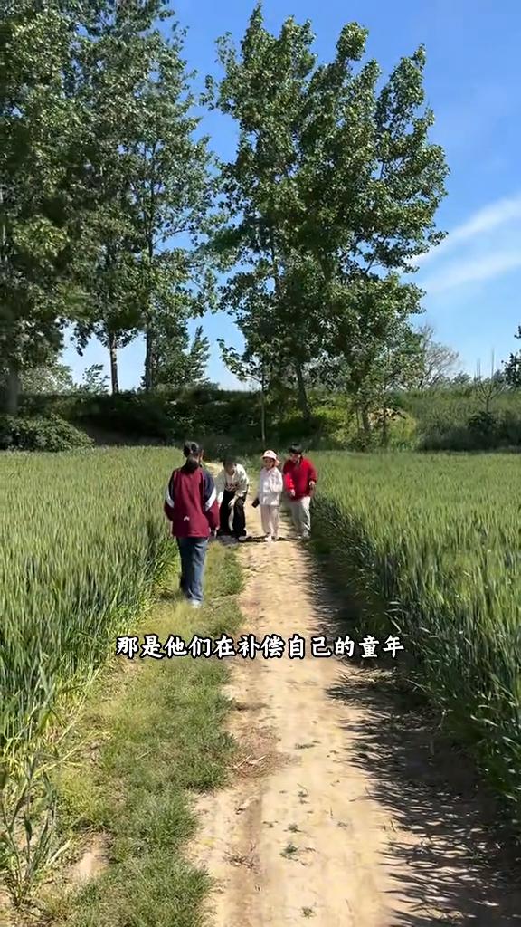 你知道为什么八零后特别心疼孩子吗？那是他们在补偿自己的童年。八零后小时候上学没有