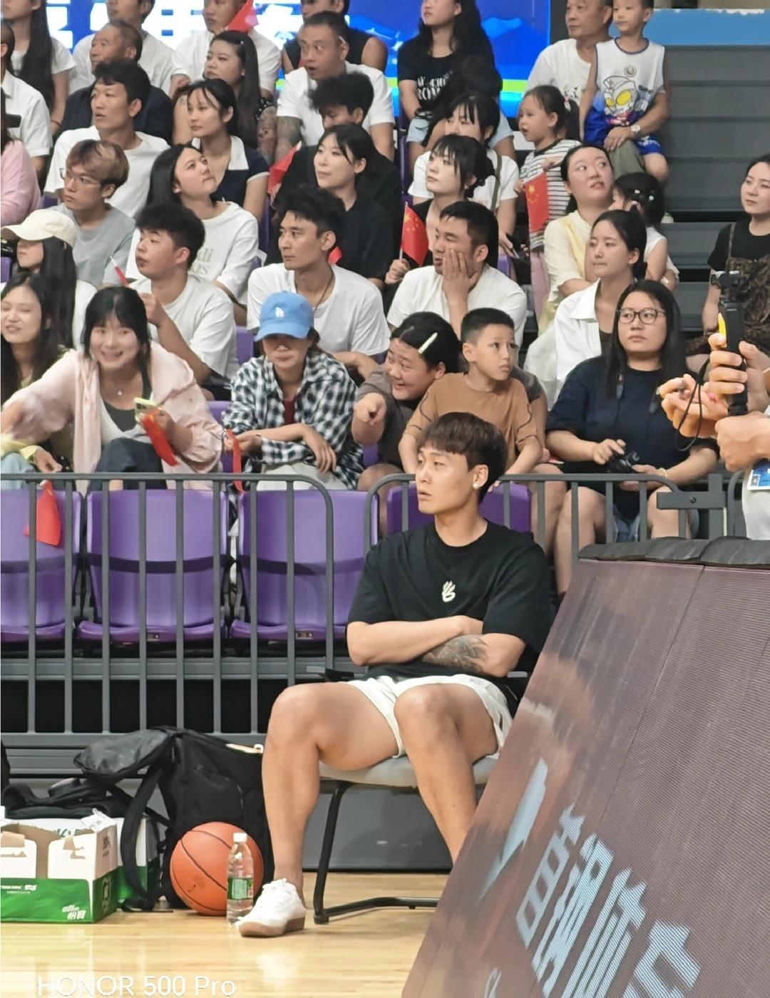 看看谁在场边？8月20日晚，北京首钢男篮今夏的首场公开热身赛，2026年四大洲