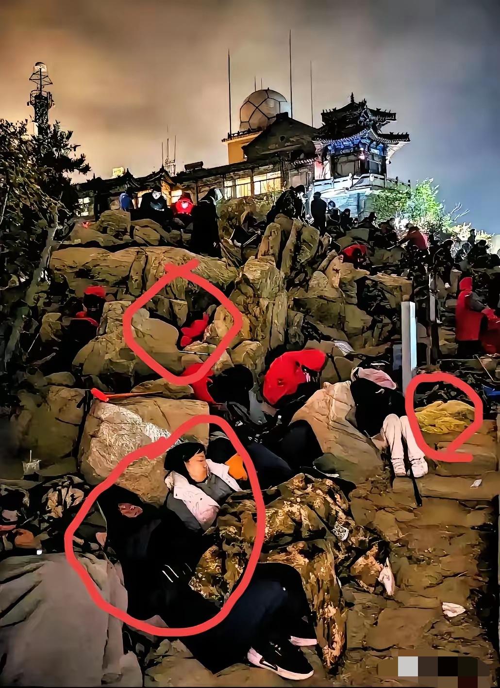 五一夜爬泰山花1900块只能缩在公厕过夜，3万游客冻得发抖连日出都没看上，现在知