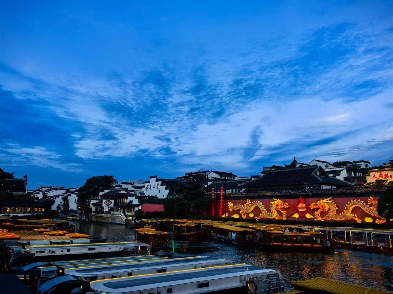 一年四季景不同但都很美，以前来都是看夜景，这次初夏，中午路过文德桥，景色还是很好