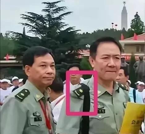 曾经火遍大江南北的两位大明星，你还认得出来吗？我只认出了右边的李幼斌，他长相一般