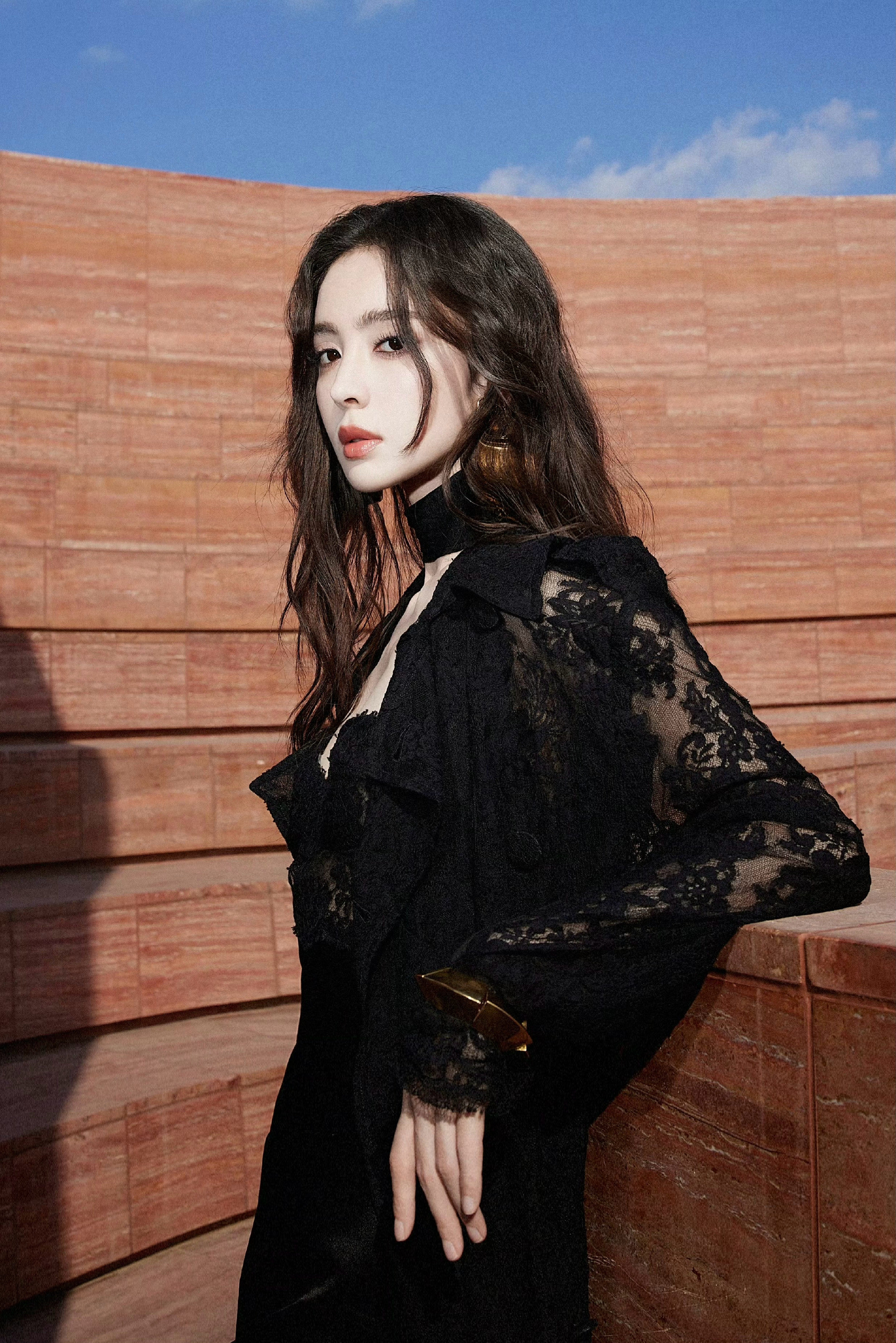 古力娜扎，蕾丝黑裙穿搭，精致迷人。娜扎