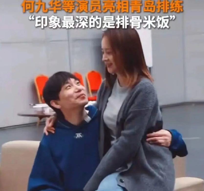 难怪邓莎去演话剧时，路行会发微信说“再不回家就离婚”！看了她合作的男主，瞬