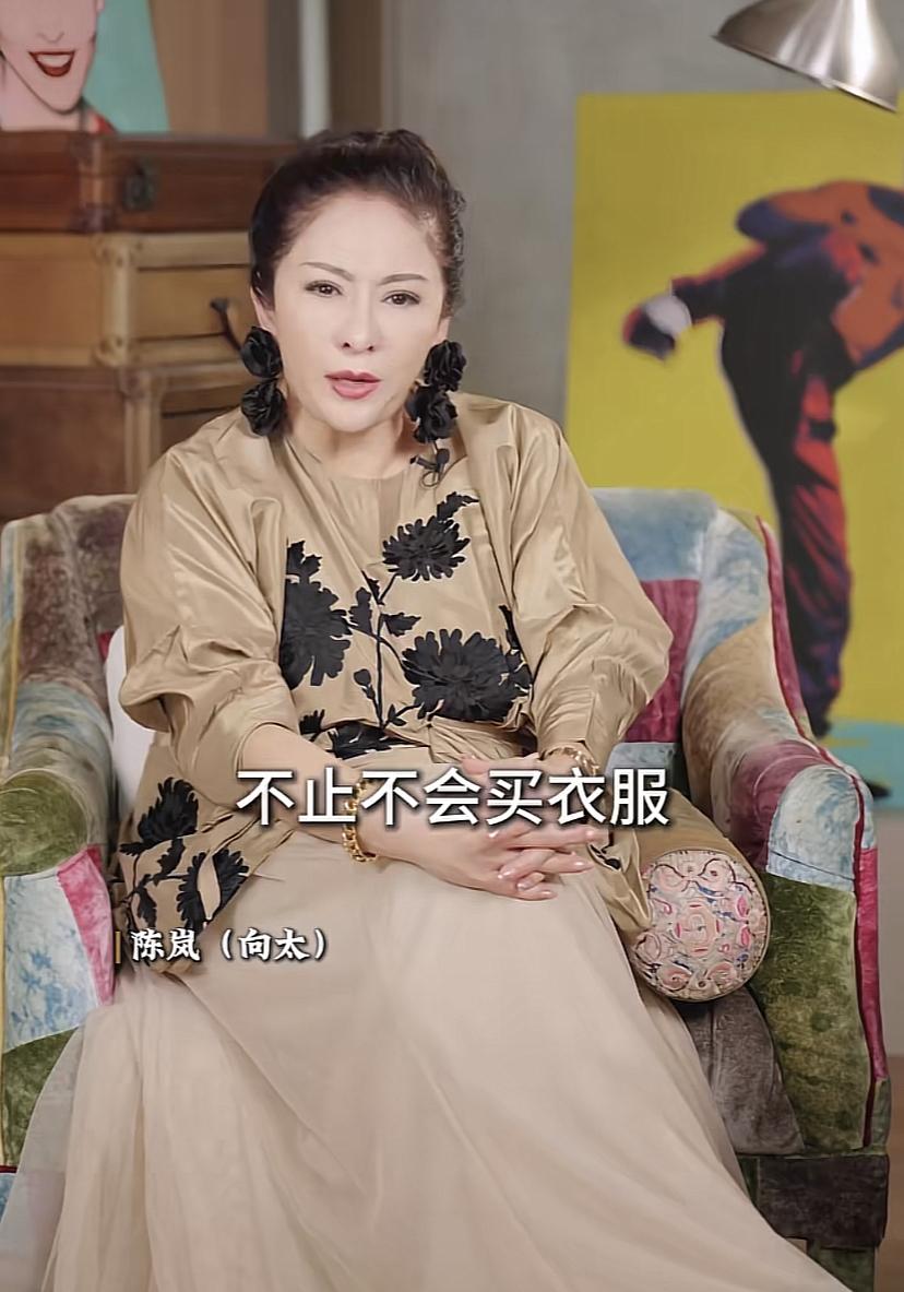 向太视频中说，她发现很多女孩不止不会买衣服，还不会搭配衣服，她现在穿的基本上是中