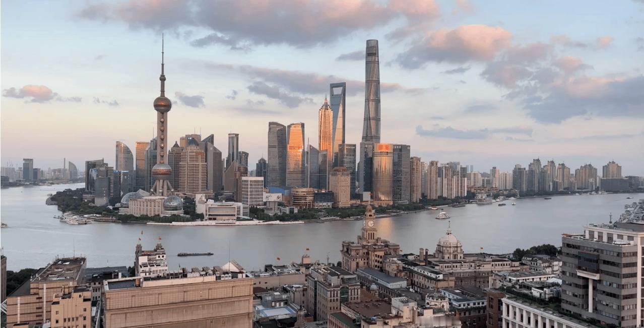 在中国社会，尊重从来不是与生俱来的人格平等，而是带着功利色彩的价值评判。人们习惯