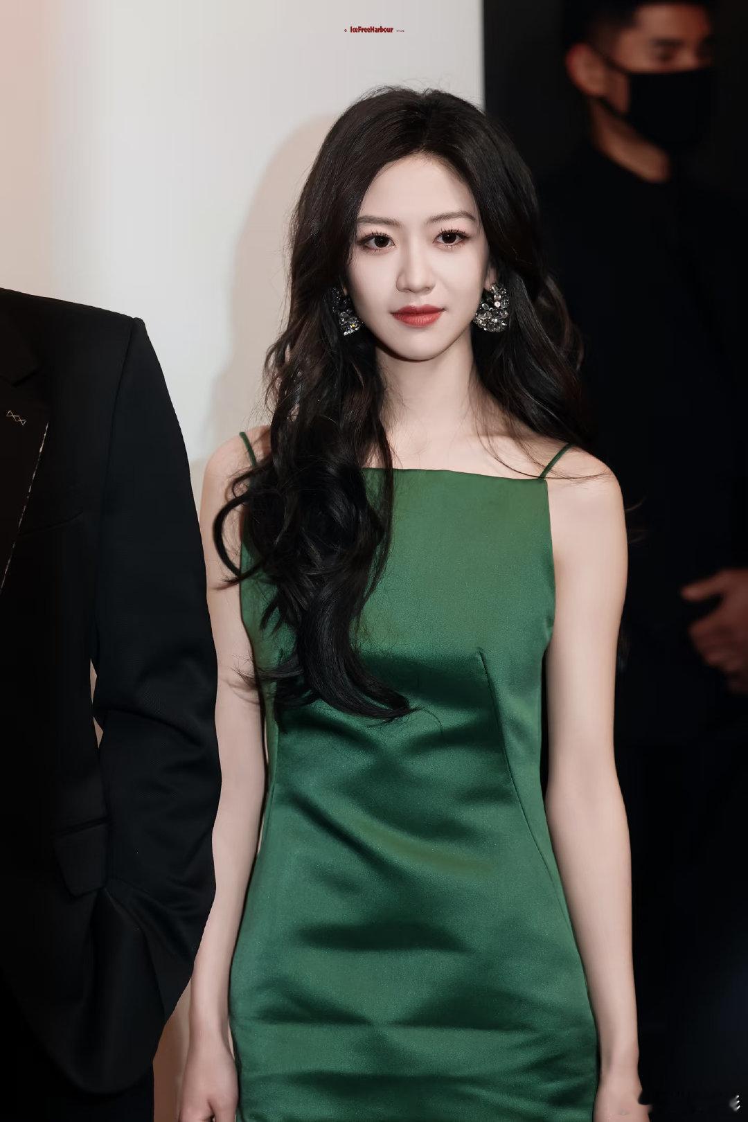 向涵之腹肌向涵之这个身材我太羡慕了，好明显的马甲线啊～立马放下手里的饭开始锻炼！