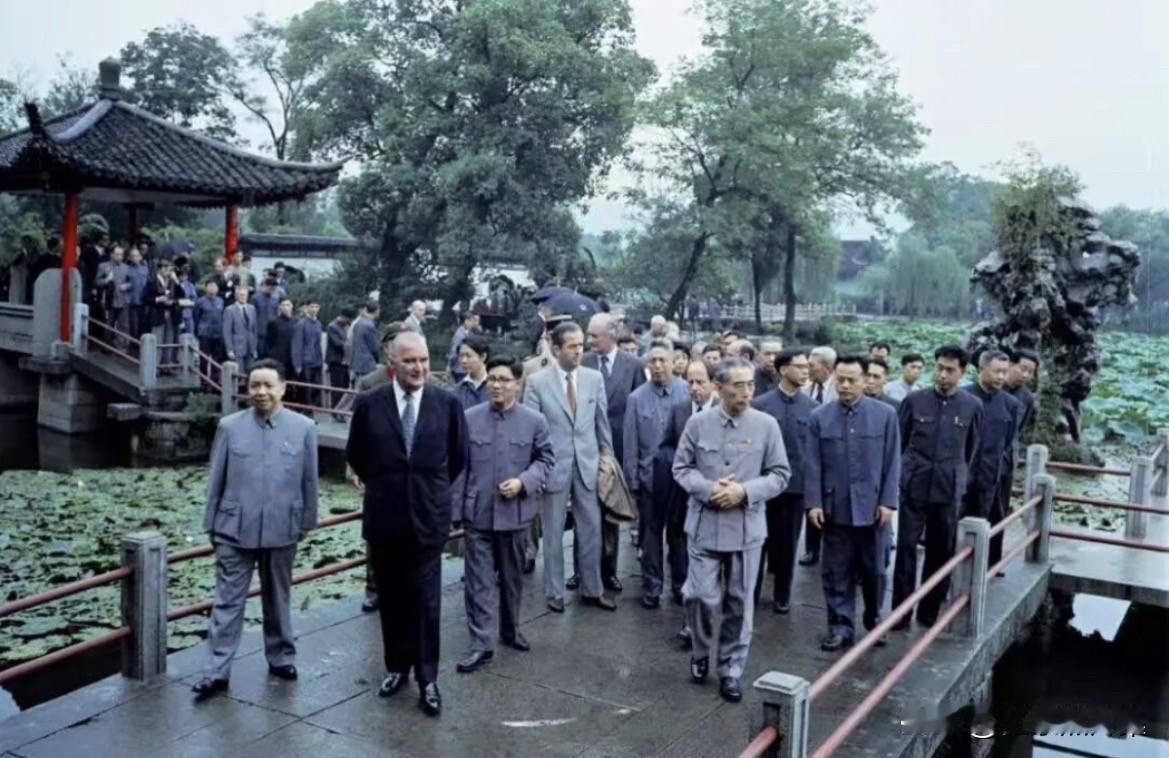 1973年9月中下旬，周恩来在确诊膀胱癌、尿血频仍的状态下，仍以最高规格全程陪同