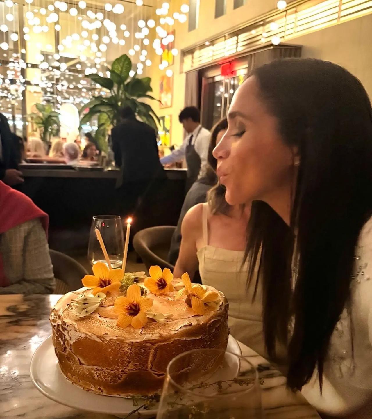 梅根·马克尔与家人一起庆祝44岁生日，其乐融融。周一，苏塞克斯公爵夫人与丈夫哈