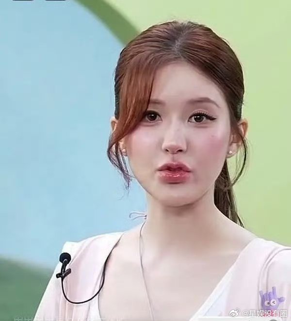 白鹿现在是学赵露思走网红路线呗有点土了