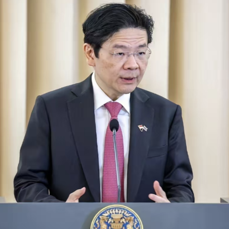 先是李显龙接受日本授章，现在新加坡总理又妄评中国内政，新加坡想干嘛？黄循财接受华