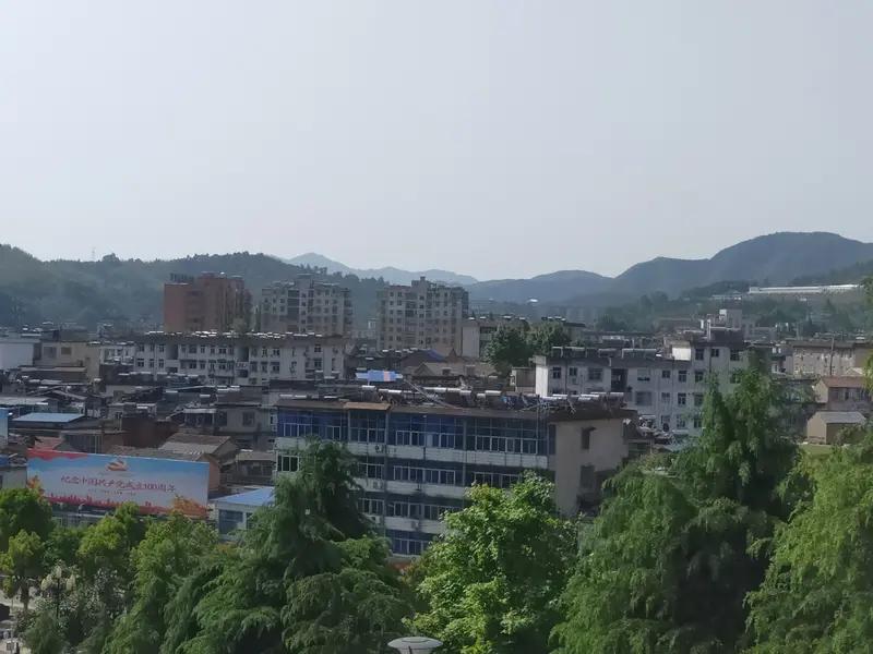 你要在大城市里私企上班，就算一个月挣八九千一万，还真没小县城体制内一个月拿五六千