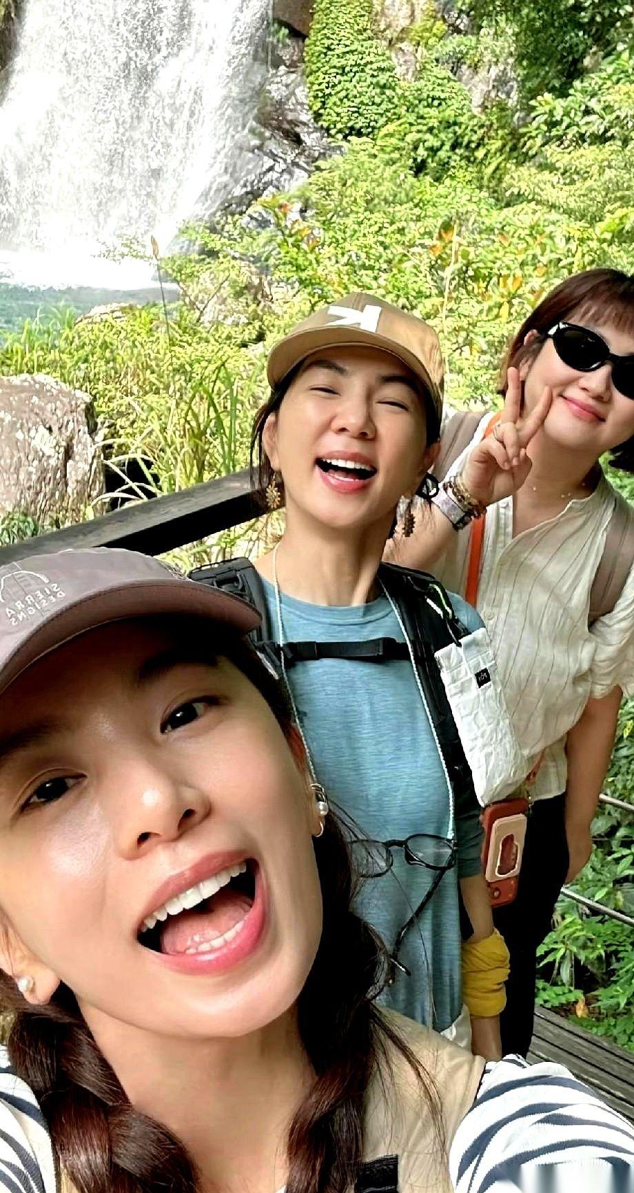 S.H.E又合体了。但这次，没打一通电话给经纪人，没拉一个助理，三个人自己背上