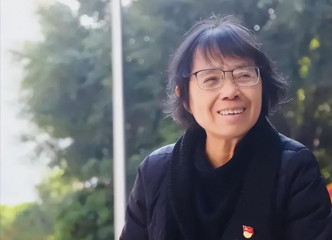 前两天看新闻，张桂梅老师接受采访时候说了个事。有记者回访问她学生有没有参军的，她