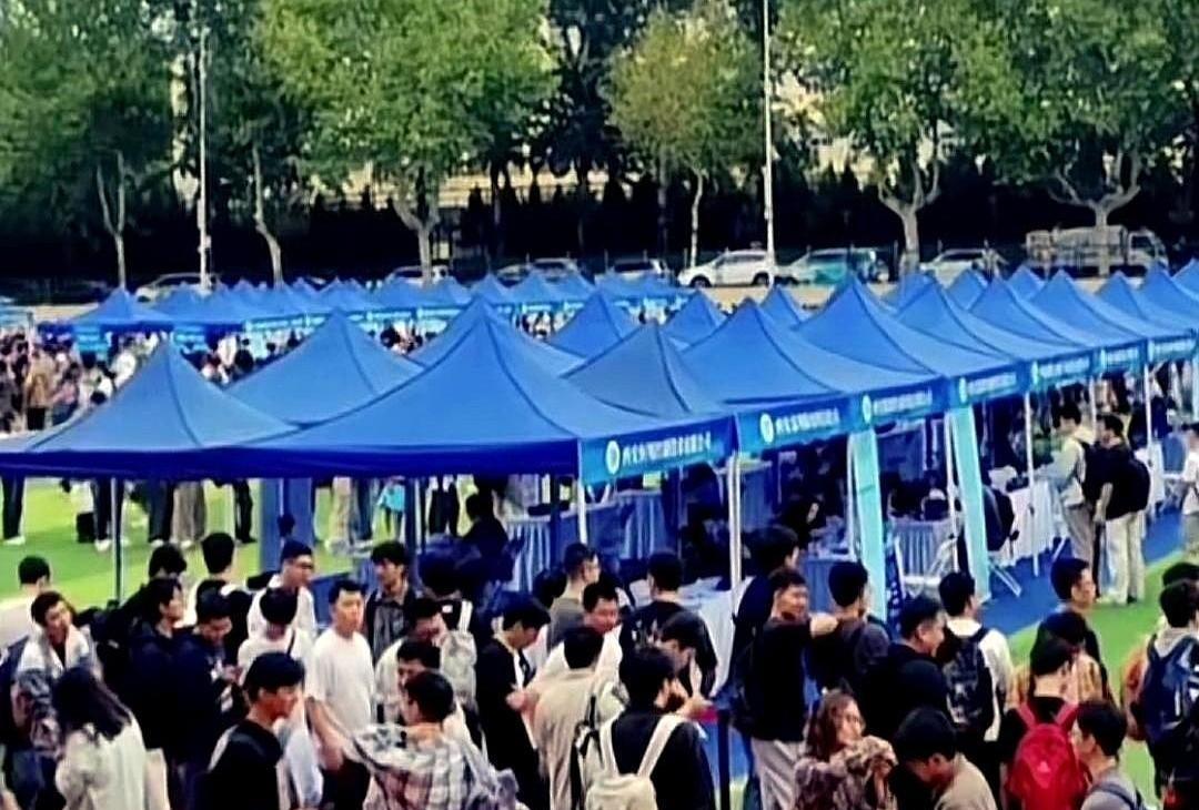 “9千学生，4万岗位，西工大操场直接变招聘会。”网友@小航吐槽：“我文科闺蜜