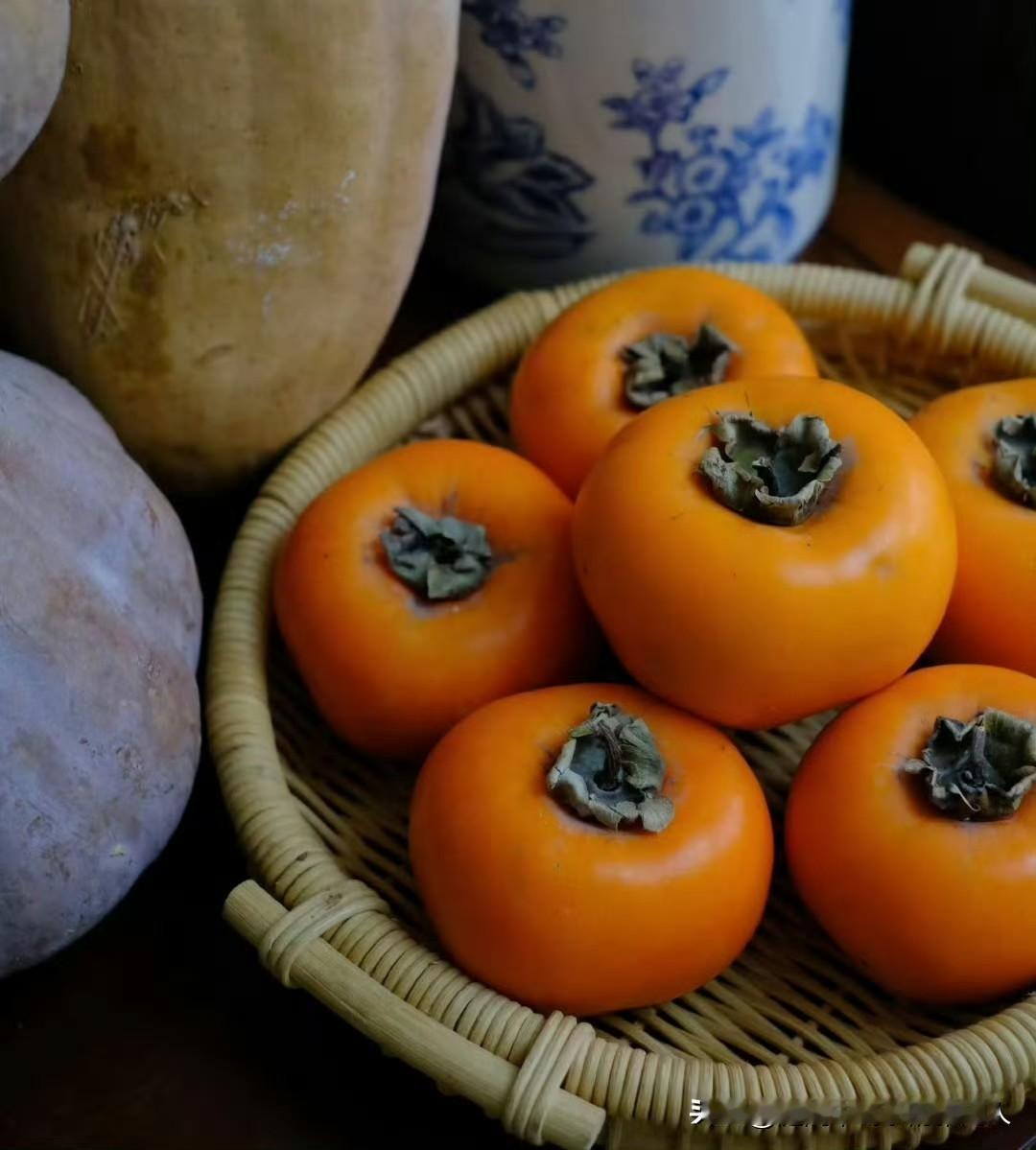 我嫂子太精了。以前我回娘家,嫂子要么找借口躲出去,要么跟我说话没几句热乎的,她家