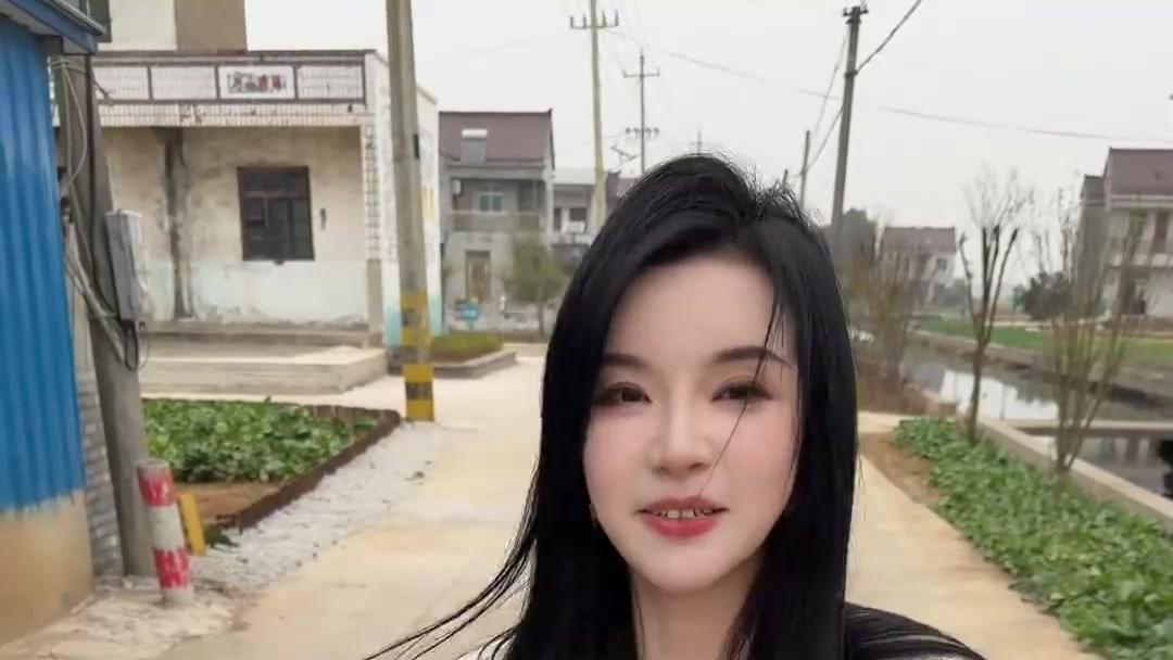 50岁妈妈手把手教女儿骑二八大杠，网友：痴情老爸，独美妈妈，多余的女儿