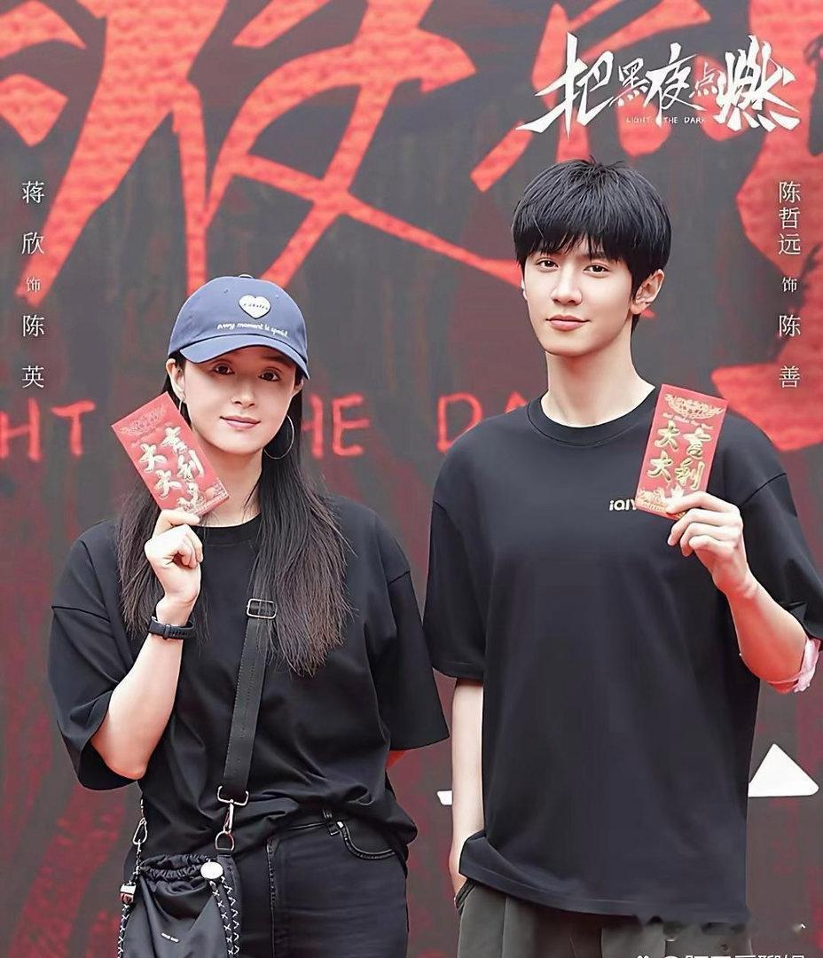 原来蒋欣这么高啊，穿平底鞋跟陈哲远差不多高了，而且又瘦，脸又小，真的太美了