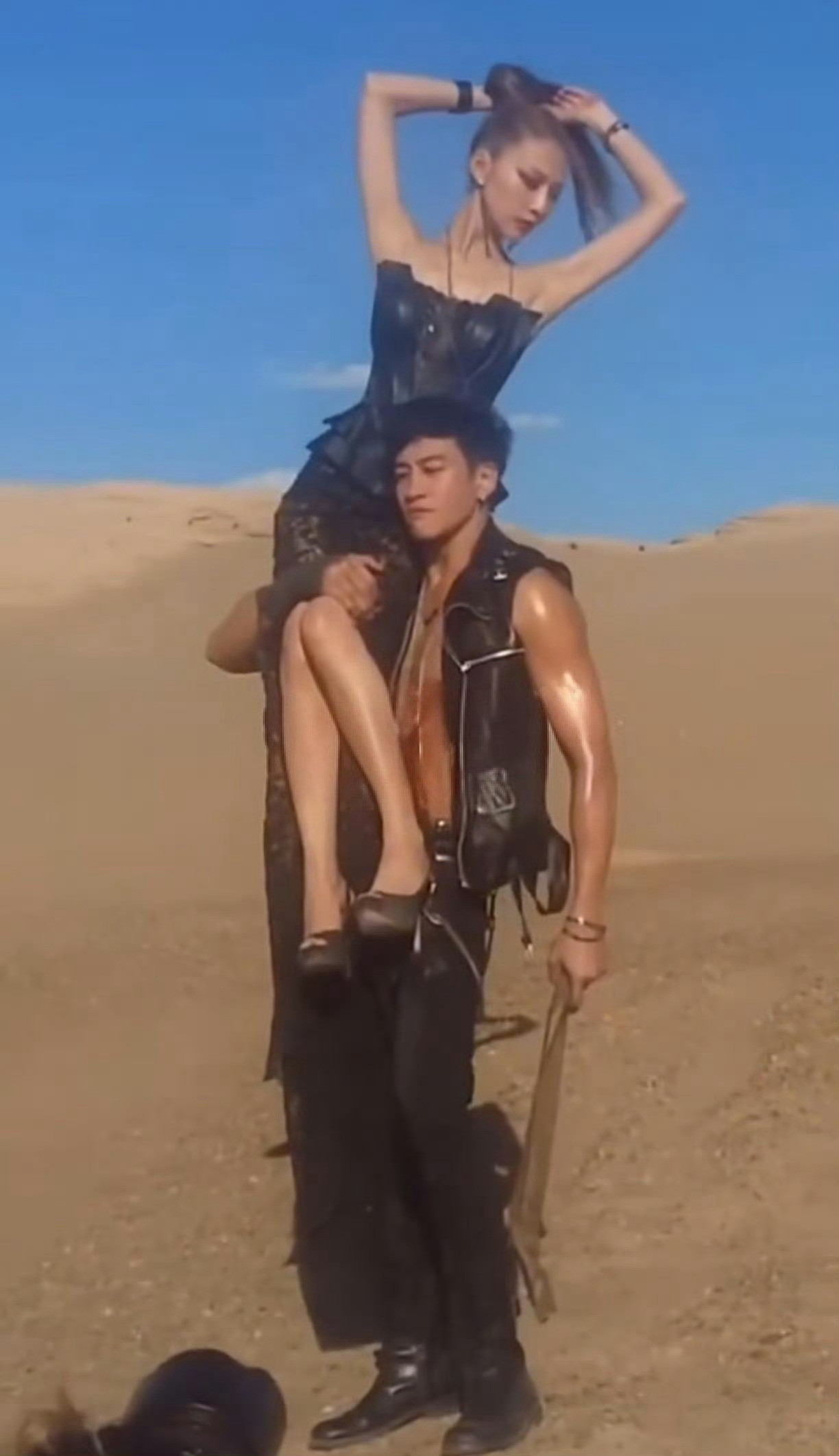 何润东不枉练了一身腱子肉，单手扛老婆的姿势真是太帅了，可以配的上项羽扛鼎了
