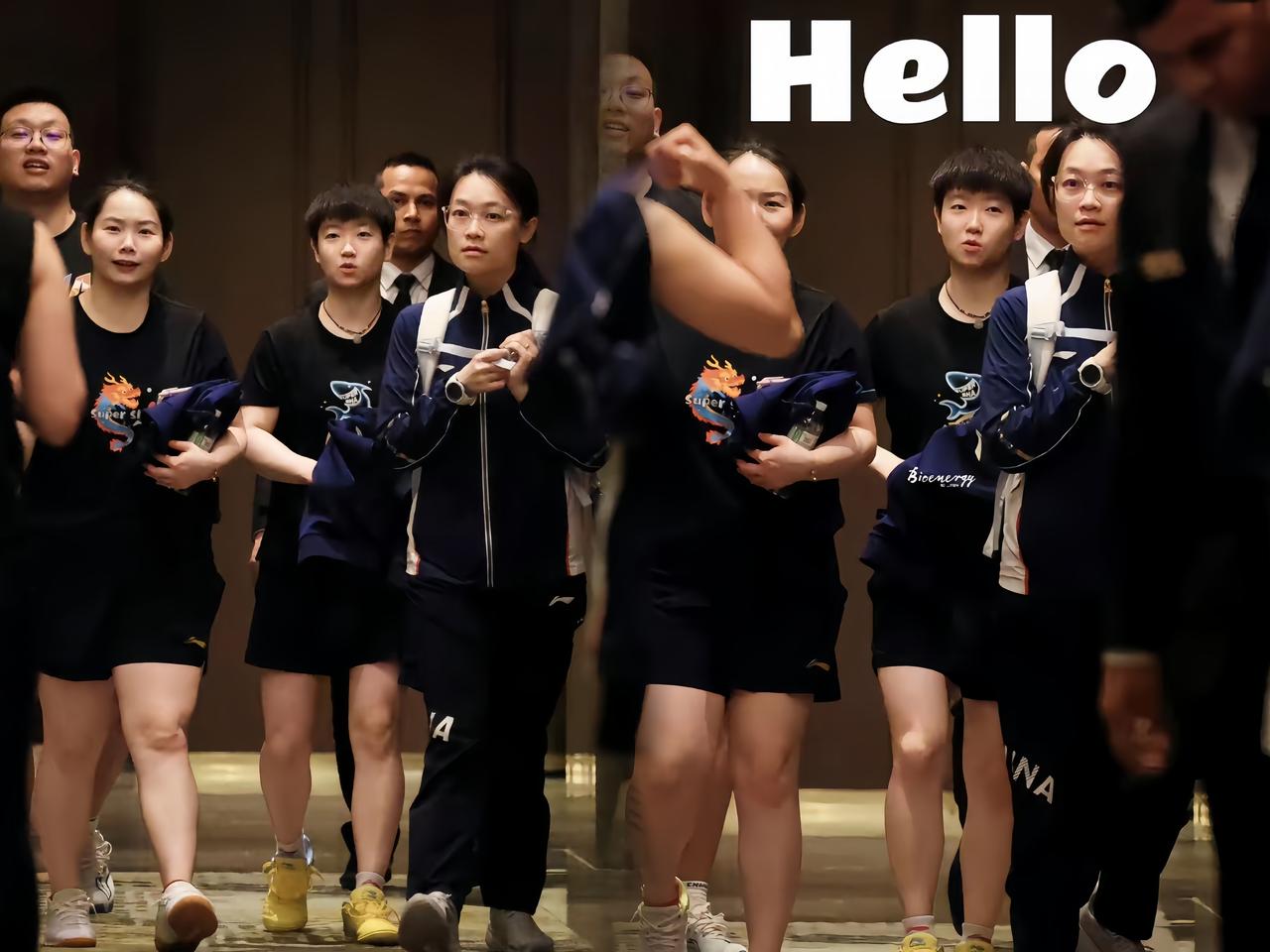 莎莎真瘦了不少，看着更像个小娃娃了！跟佳佳、康复师小姐姐、体能教练走一块儿