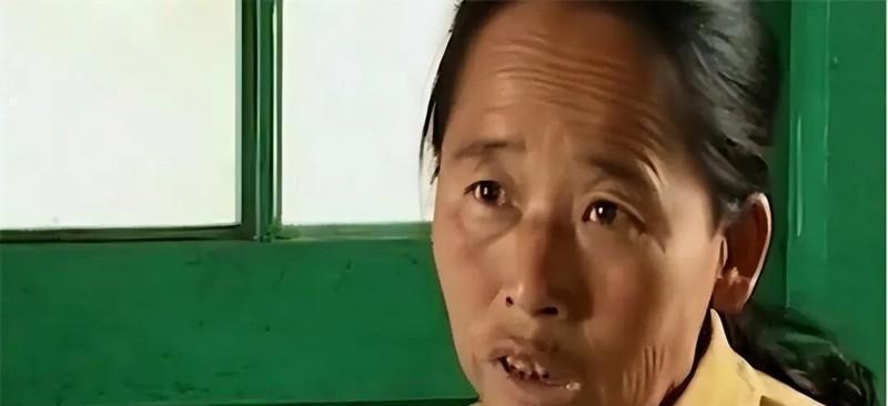 1995年开春，吉林乡下的山路还带着泥雪，王桂珍碰见同村几个汉子蹲在路边抽烟，脚